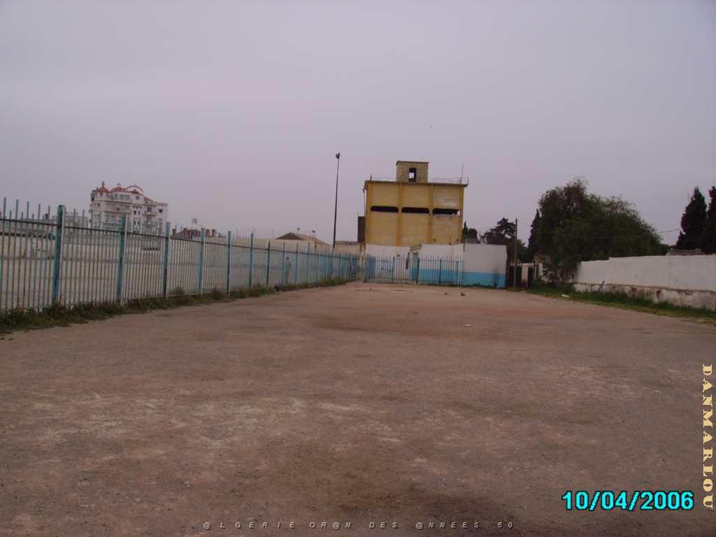 ORAN LE STADE DU RAIL QUAND IL Y AVAIT BUVETTE ET VESTIAIRE.JPG